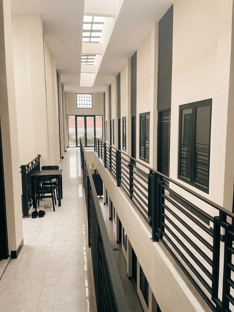 Koridor lantai atas yang tenang dengan cahaya alami